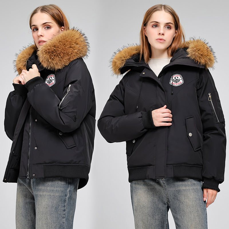 Damen Kurzparkajacke im Bomberstil mit abnehmbarer Fellkapuze und Logo‑Patch Drune
