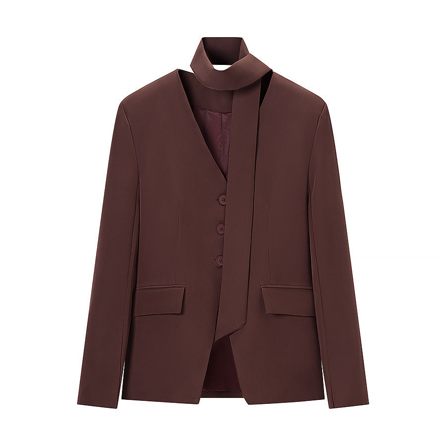 Damen Taillierter Kurzblazer mit Schluppe, V-Ausschnitt und Pattentaschen Drune