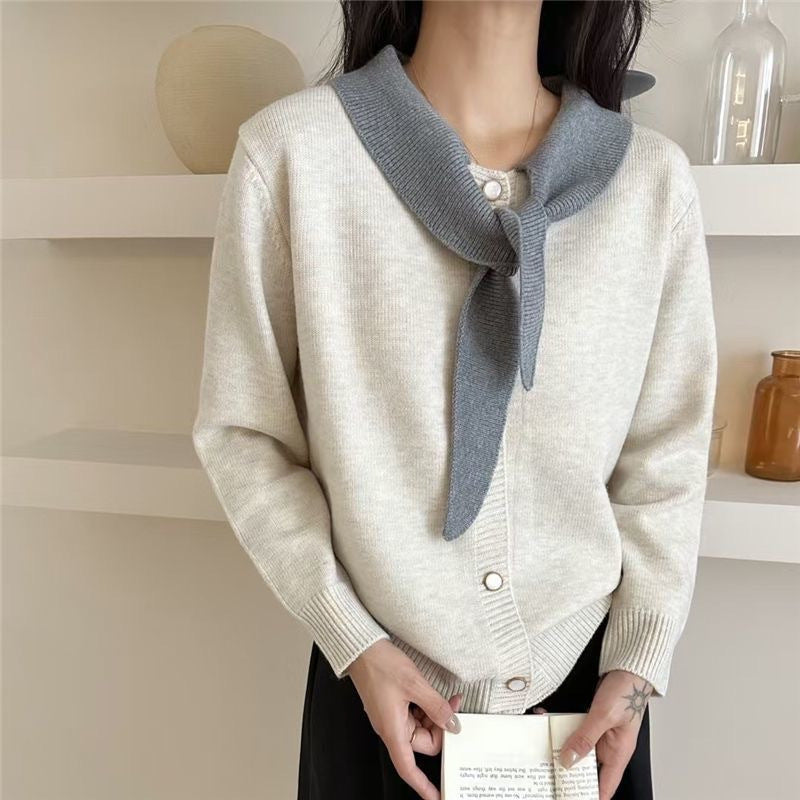 Damen modische Strickjacke mit dekorativem Schal und Knopfdetails Drune