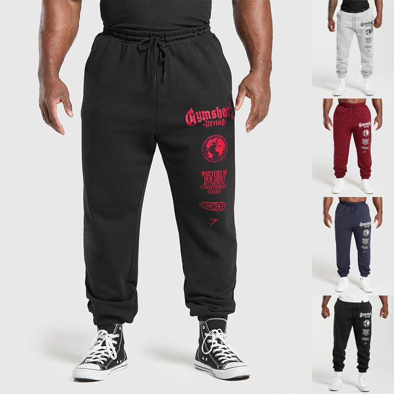 Herren nan konisch geschnittene Baumwollfleece-Sweathose mit elastischem Kordelbund gerippten Beinabschlüssen und großflächigem Logodruck Drune