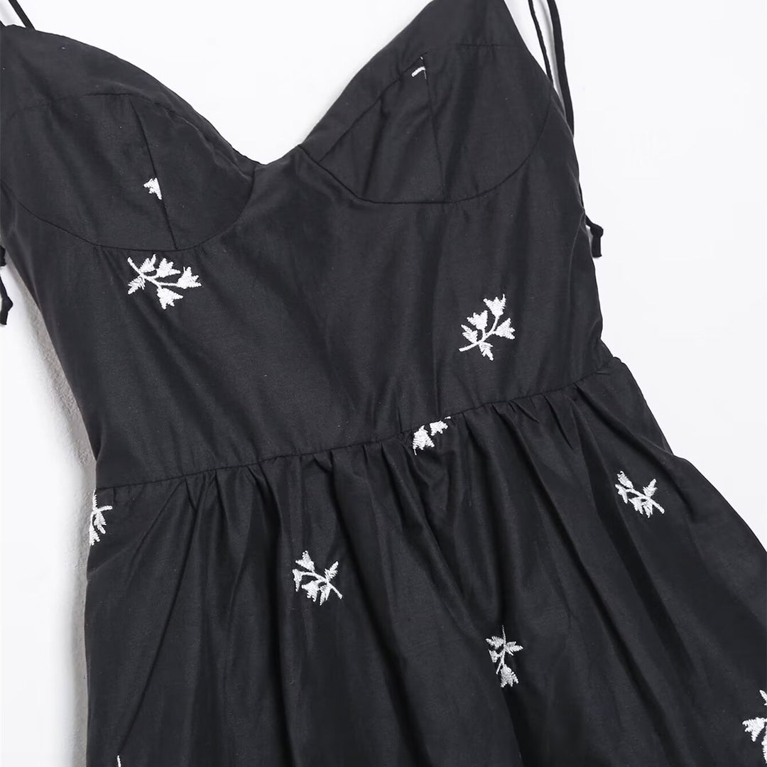 Damen Sommerkleid mit feinen Stickereien und verstellbaren Trägern Drune