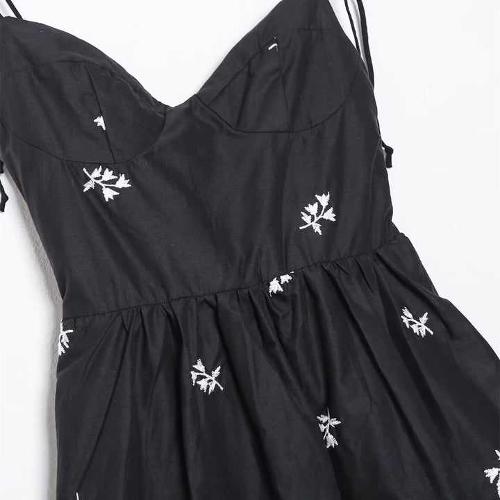 Damen Sommerkleid mit feinen Stickereien und verstellbaren Trägern Drune