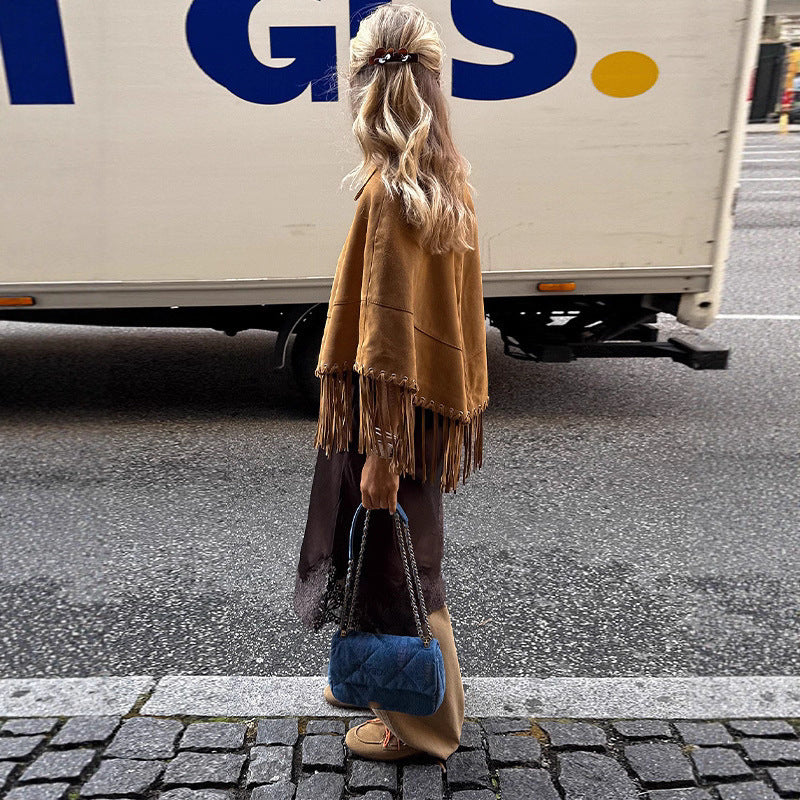 Damen Wildleder‑Optik Fransen‑Cape mit Hemdkragen und Ösenverzierung Drune