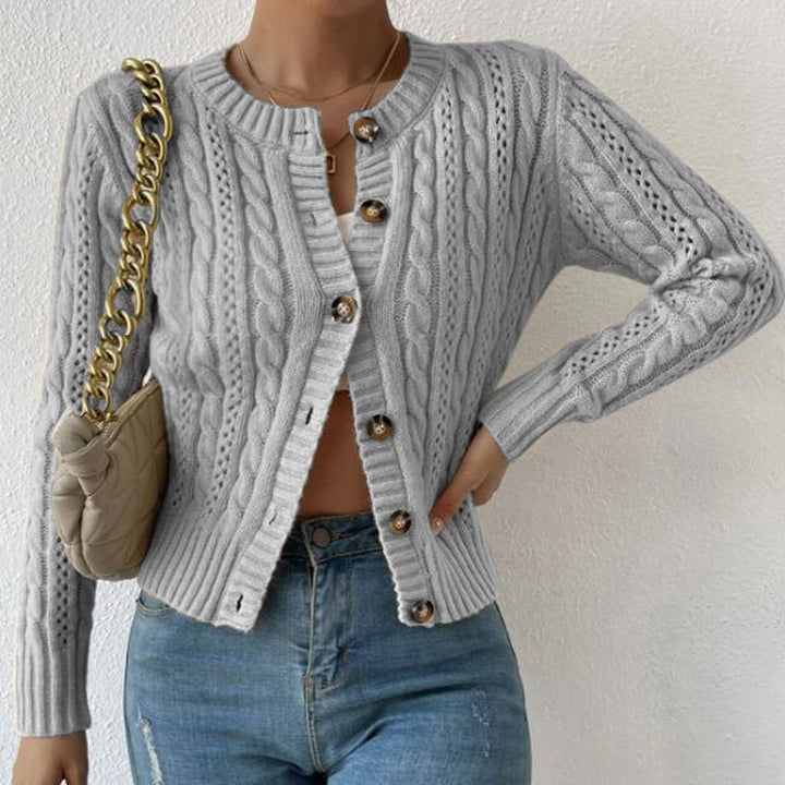 Damen Strickjacke mit hochwertigem Zopfmuster und glänzenden Knöpfen Drune