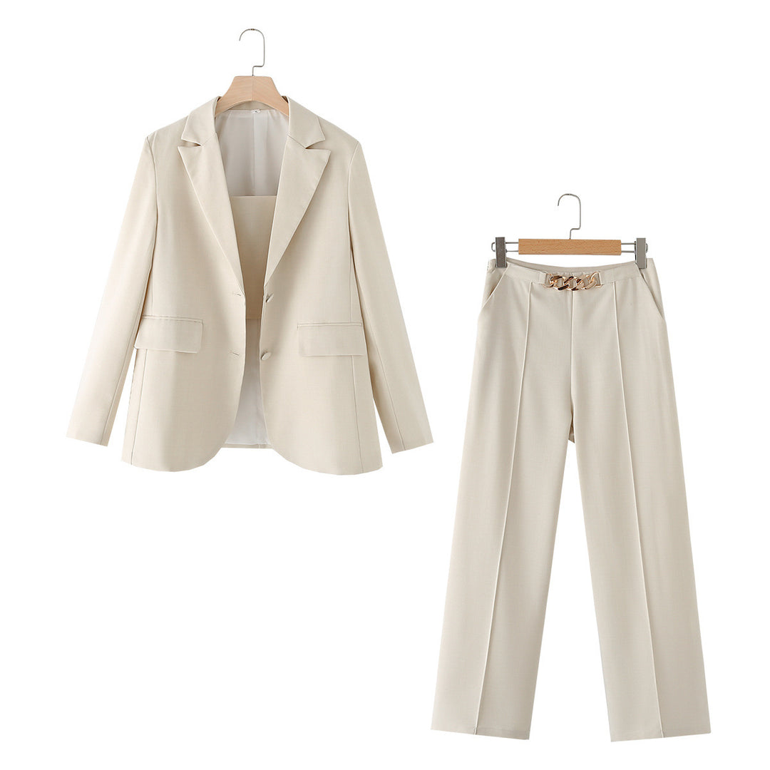 Damen nan dreiteiliges Anzugset mit Ketten‑Croptop, lockerem Blazer und hochtaillierter Bundfaltenhose Drune