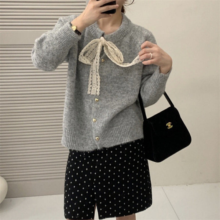 Damen Strickjacke mit verspieltem Spitzenband und goldenen Herzknöpfen Drune