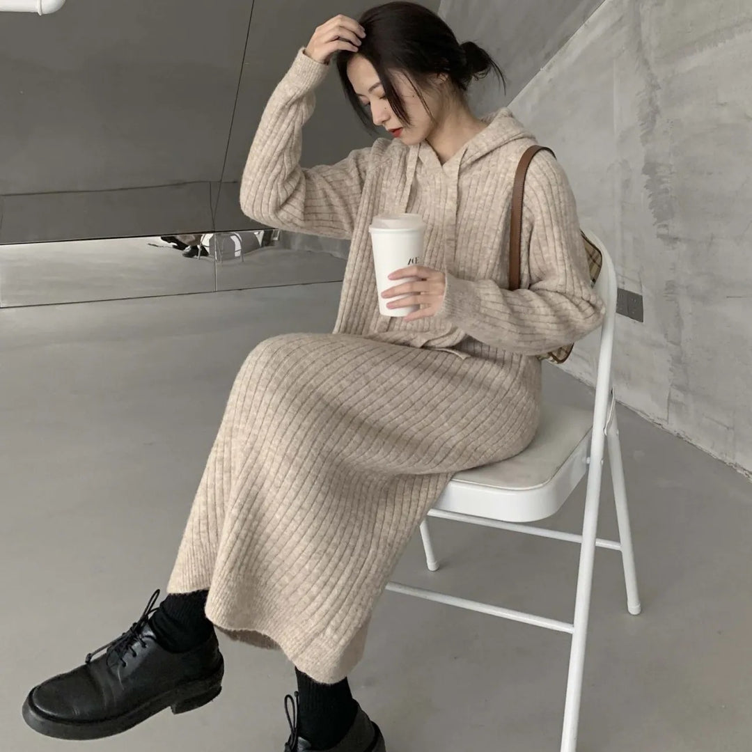 Damen längerer Strickpullover mit Kapuze und feiner Rippstruktur Drune