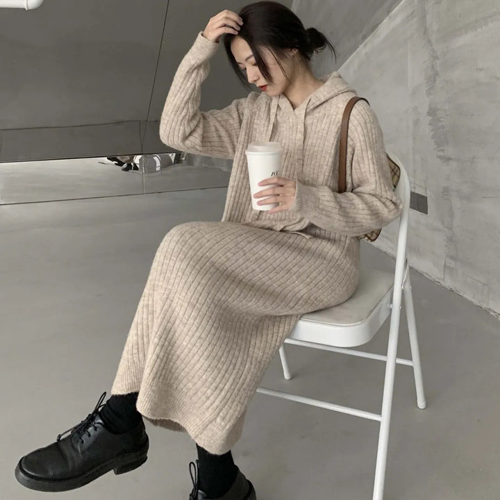 Damen längerer Strickpullover mit Kapuze und feiner Rippstruktur Drune