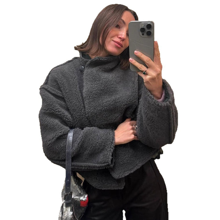 Damen Kurz geschnittener Teddy‑Fauxfur‑Blouson mit hohem Stehkragen und kastiger Silhouette Drune