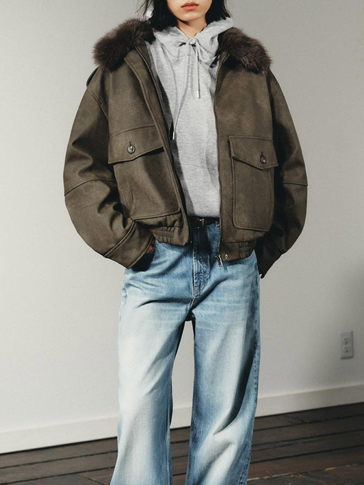 Damen Kurzjacke im Aviator‑Style mit Kunstpelzkapuze und aufgesetzten Pattentaschen Drune