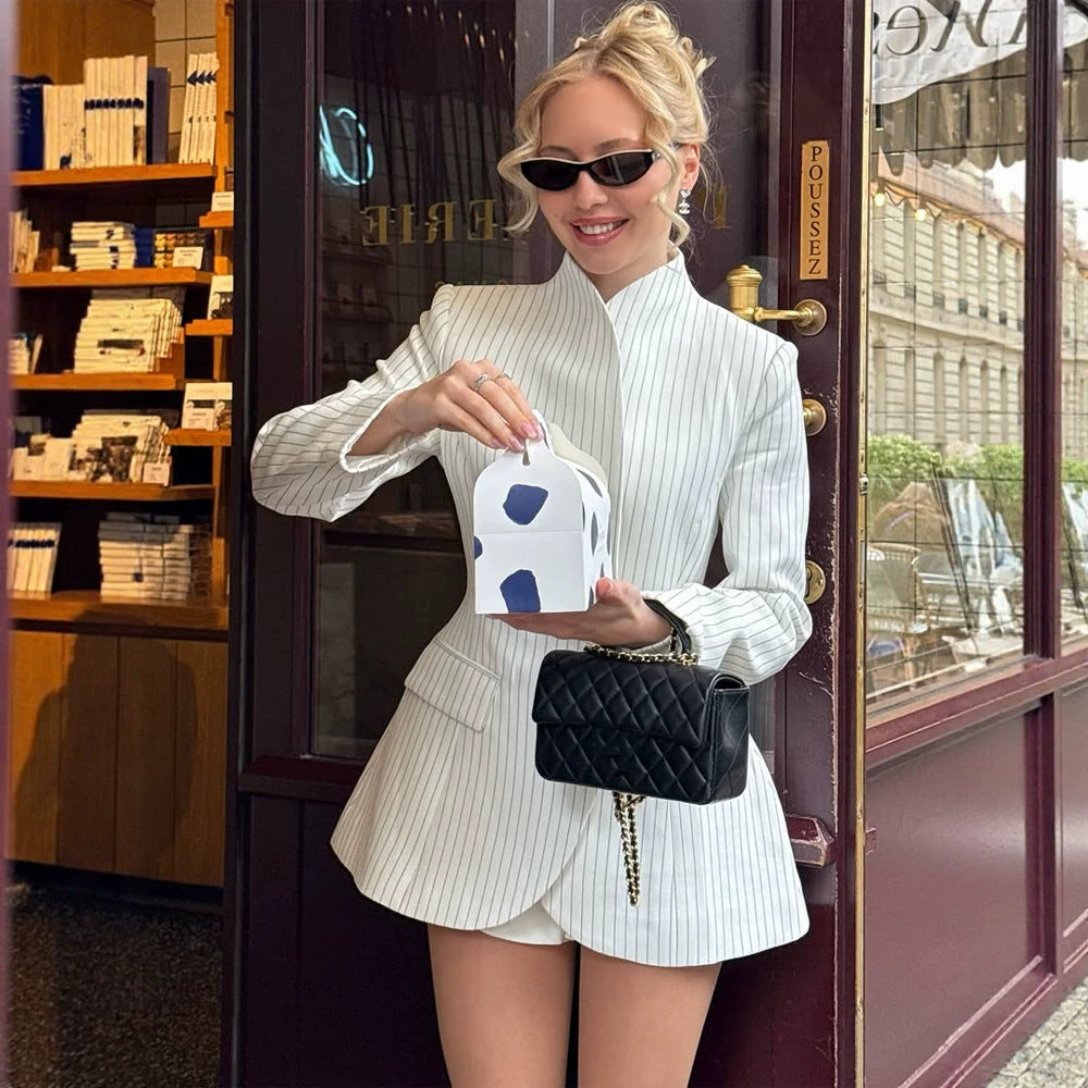 Damen Taillierter Nadelstreifen-Blazer mit ausgestelltem Schößchen und Stehkragen Drune