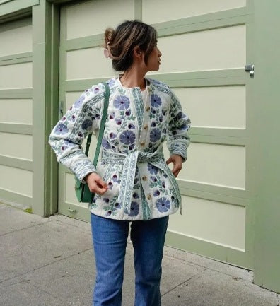 Damen 600+ gesteppte bestickte Taillengürtel‑Jacke mit floralem Muster und Stehkragen Drune