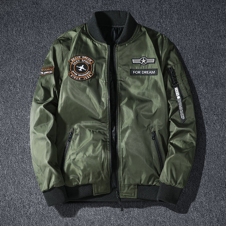 Männermode  leichte glänzende Nylon Bomberjacke mit Badge-Detail, verstecktem Sturmblenden und Reißverschlusstaschen am Ärmel Drune