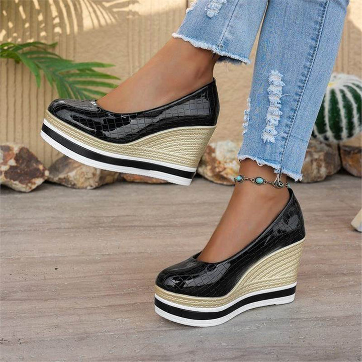 Damen Plateau-Keilpumps mit Bastkeil und Lack-Kroko-Optik Drune