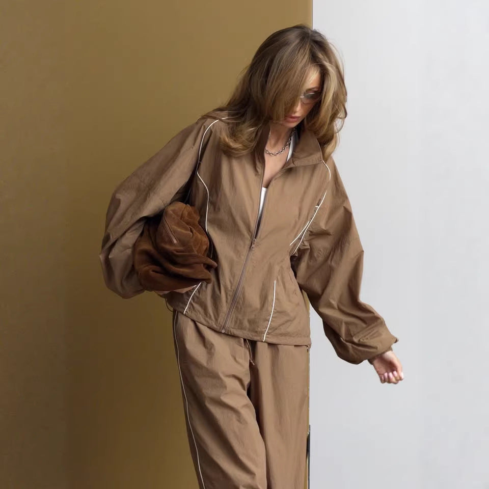 Damen leichter Windbreaker-Zweiteiler mit Stehkragen, durchgehender Reißverschluss, kontrastierender Kedernaht und weiter Palazzo-Hose Drune