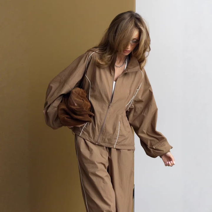 Damen leichter Windbreaker-Zweiteiler mit Stehkragen, durchgehender Reißverschluss, kontrastierender Kedernaht und weiter Palazzo-Hose Drune