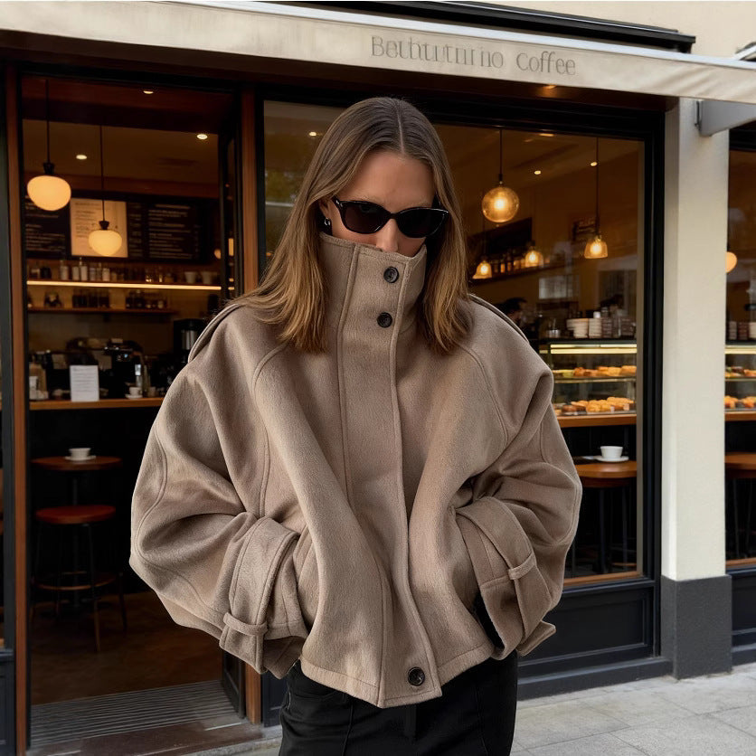 Damen Kurze Wollmix‑Jacke mit Stehkragen, Schulterklappen und verstellbaren Manschetten Drune