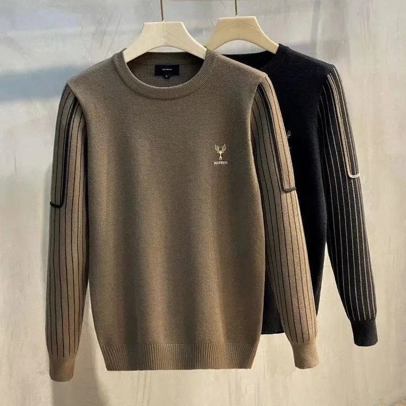 Herren Strickpullover mit gestreiften Rippenärmeln und gesticktem Hirschlogo Drune
