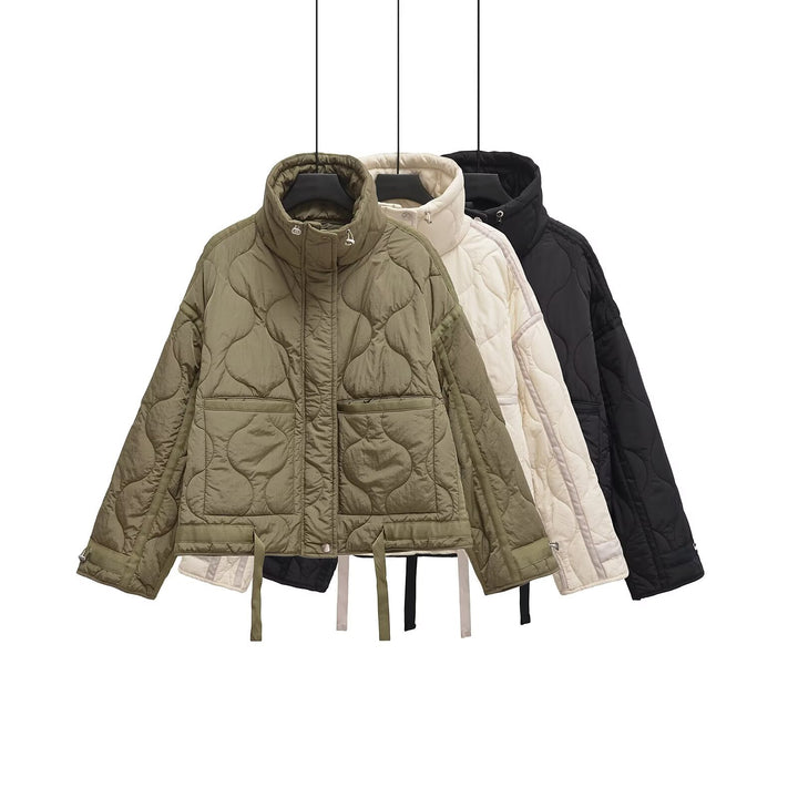 Damen 200+ gesteppte Cropped‑Kurzjacke mit hohem Stehkragen, Tunnelzug und aufgesetzten Taschen Drune