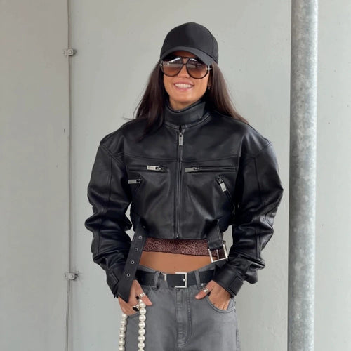 Damen Cropped Boxy-Bikerjacke aus veganem Leder mit hohem Stehkragen, Reißverschlusstaschen & Schnallen-Detail Drune