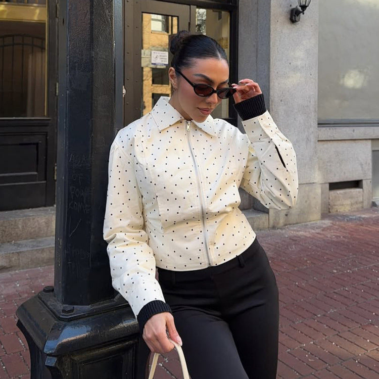 Damen Taillierte Kurzjacke mit Polka‑Dot Perforation, Hemdkragen und verdecktem Reißverschluss Drune
