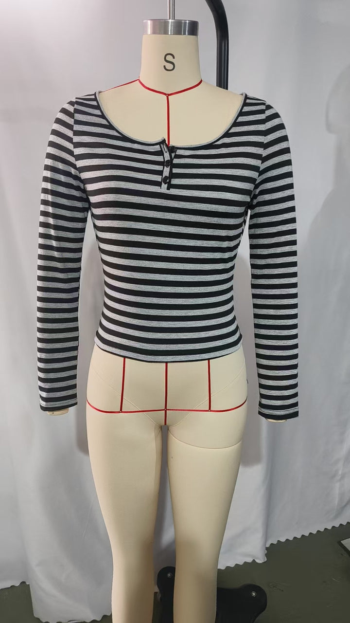 Damen nan tailliertes gestreiftes Langarmshirt mit tiefem Rundhalsausschnitt und dekorativer Knopfleiste Drune