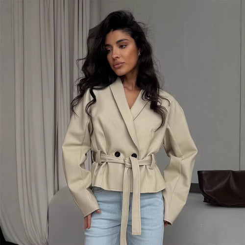 Damen Taillierte Kunstleder-Jacke mit Schößchen, Bindegürtel & Schalkragen Drune