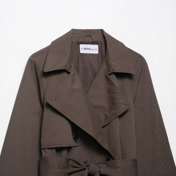 Damen 300+ kurzer Cropped‑Trenchblouson mit weiten Revers, Bindegürtel und Pattentaschen Drune