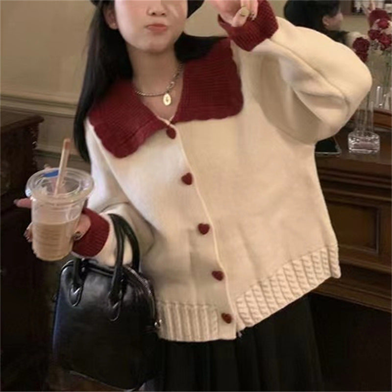 Damen Strickjacke mit Herzknöpfen und apartem Rüschenkragen Drune