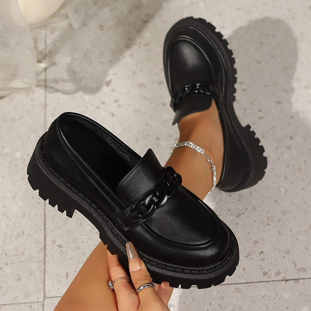 Damen Klobige Lack‑Loafer mit grober Profilsohle und Kettenverzierung Drune