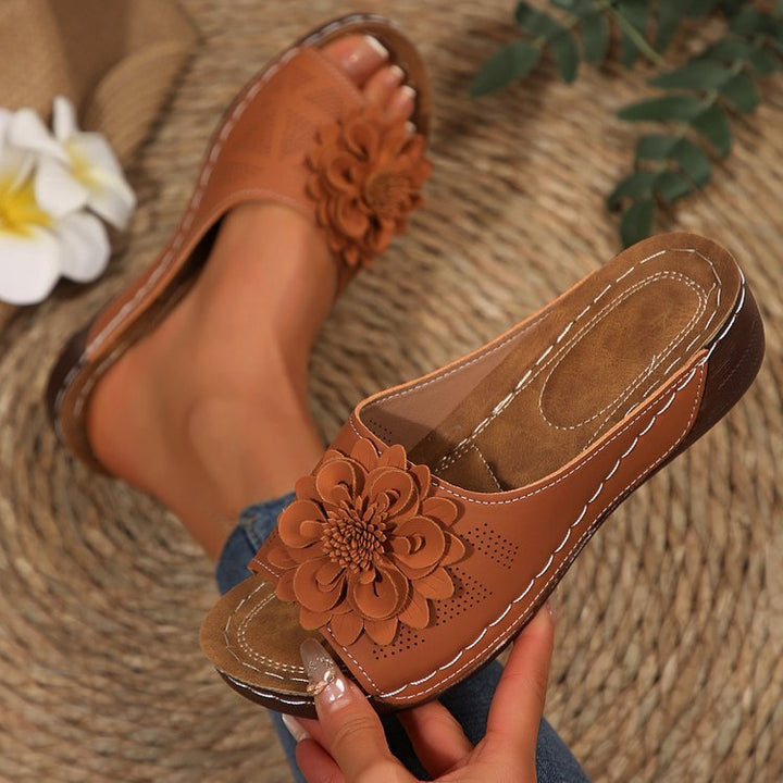 Damen Offene Zehen-Pantoletten mit Blumenapplikation, perforiertem Obermaterial und ergonomischer Keilsohle Drune
