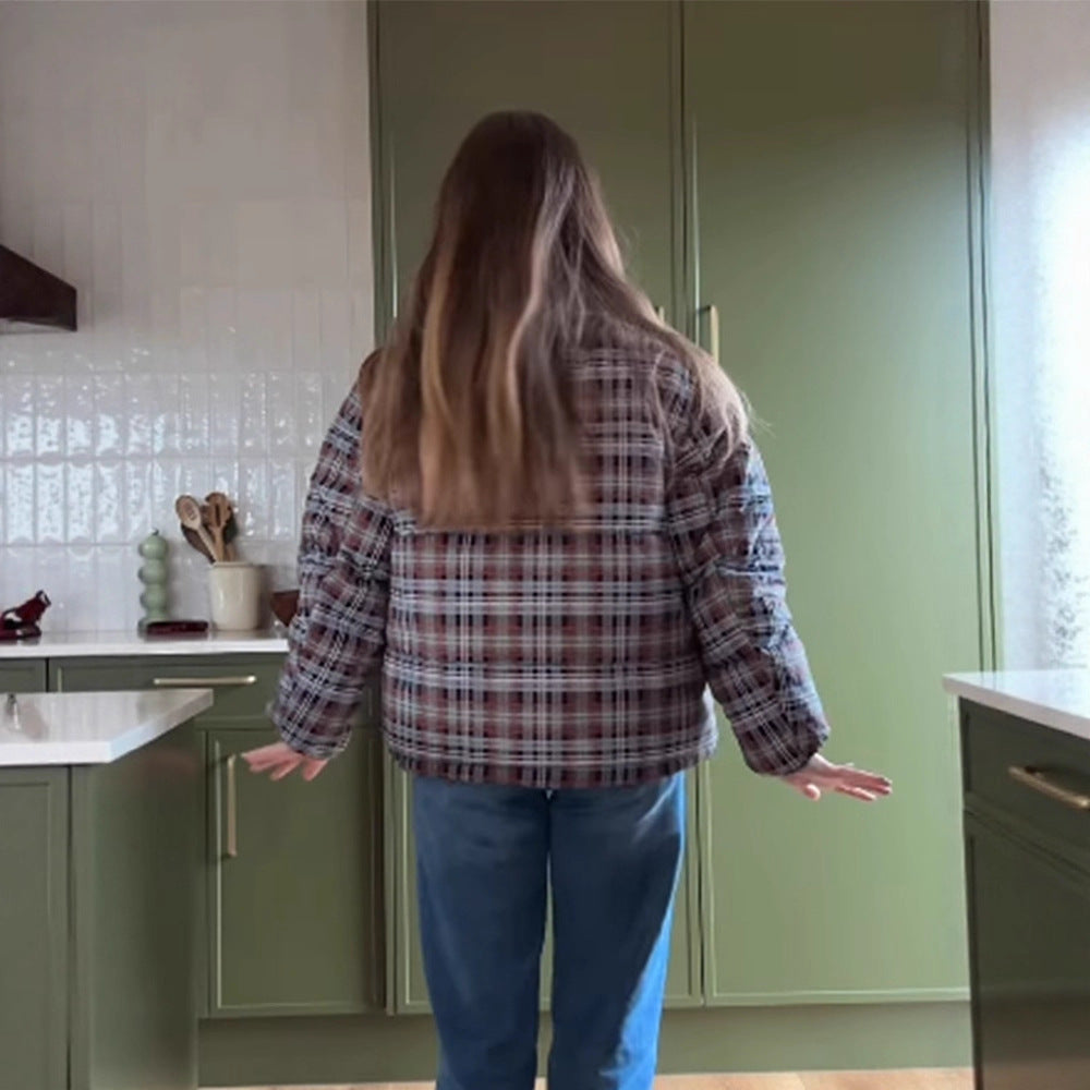 Damen Kurz geschnittene karierte wattierte Boxy-Steppjacke mit integrierter Kapuze und Bindeschal Drune