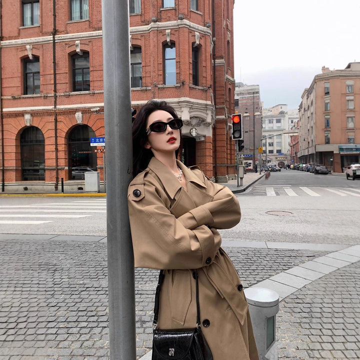 Damen Moderner Boxy-Trenchcoat mit markanter Schulterpartie und Taillengürtel Drune