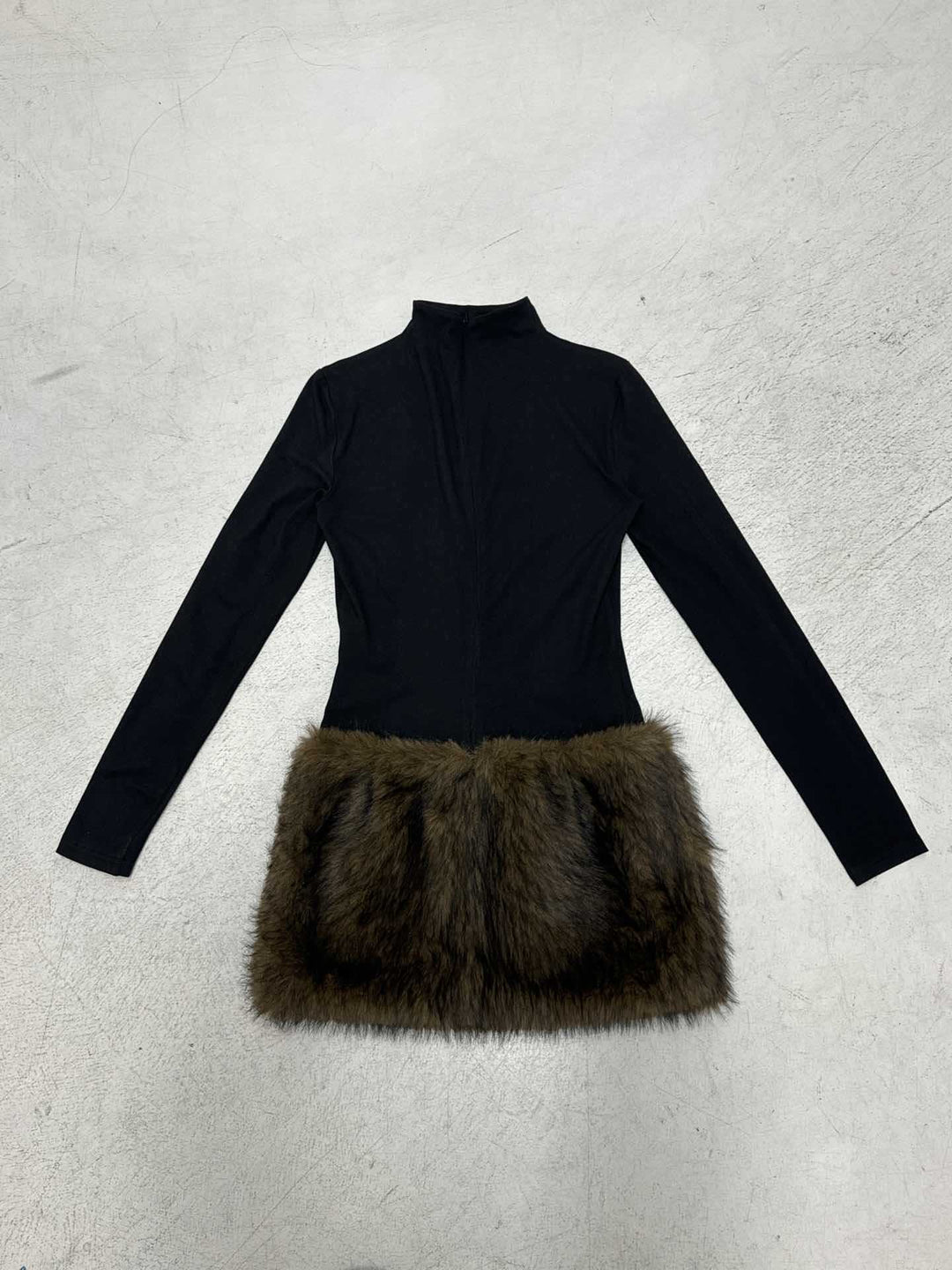Damen Tailliertes Longsleeve mit Stehkragen, Reißverschluss und Kunstfellsaum Drune
