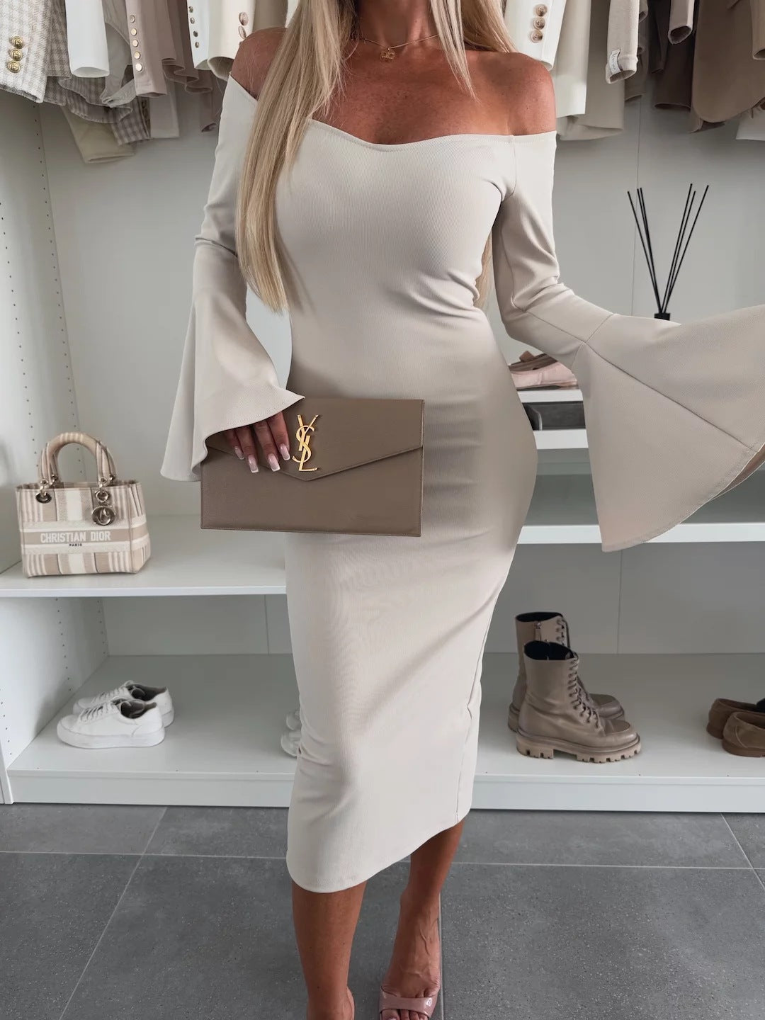 Damen Figurbetontes Kleid mit schulterfreien Ärmeln und ausgestellten Manschetten Drune