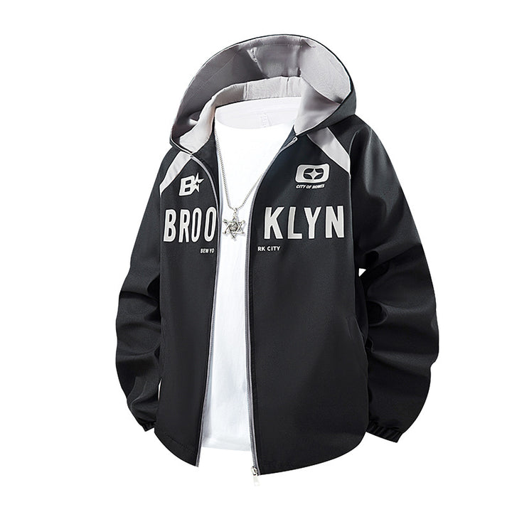 Herren Kapuzenjacke im urbanen Sportstyle mit Brooklyn-Print, Reißverschluss und Kontrastnähten Drune