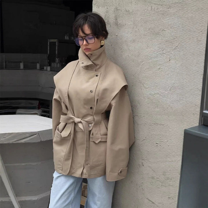 Damen 10+ taillierte Kurzjacke mit Schultercape, Stehkragen und Bindegürtel Drune