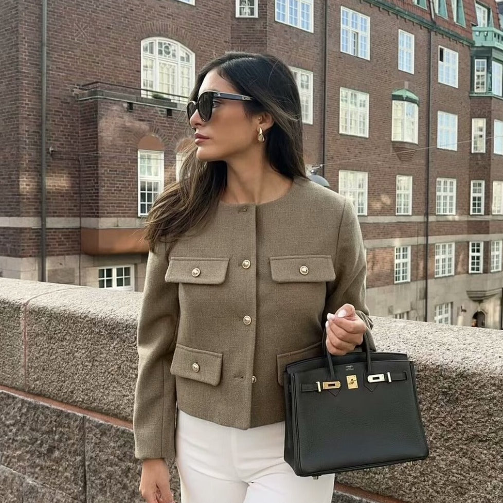 Damen Bouclé-Cropped-Jacke mit vier Pattentaschen und goldenen Schmuckknöpfen Drune