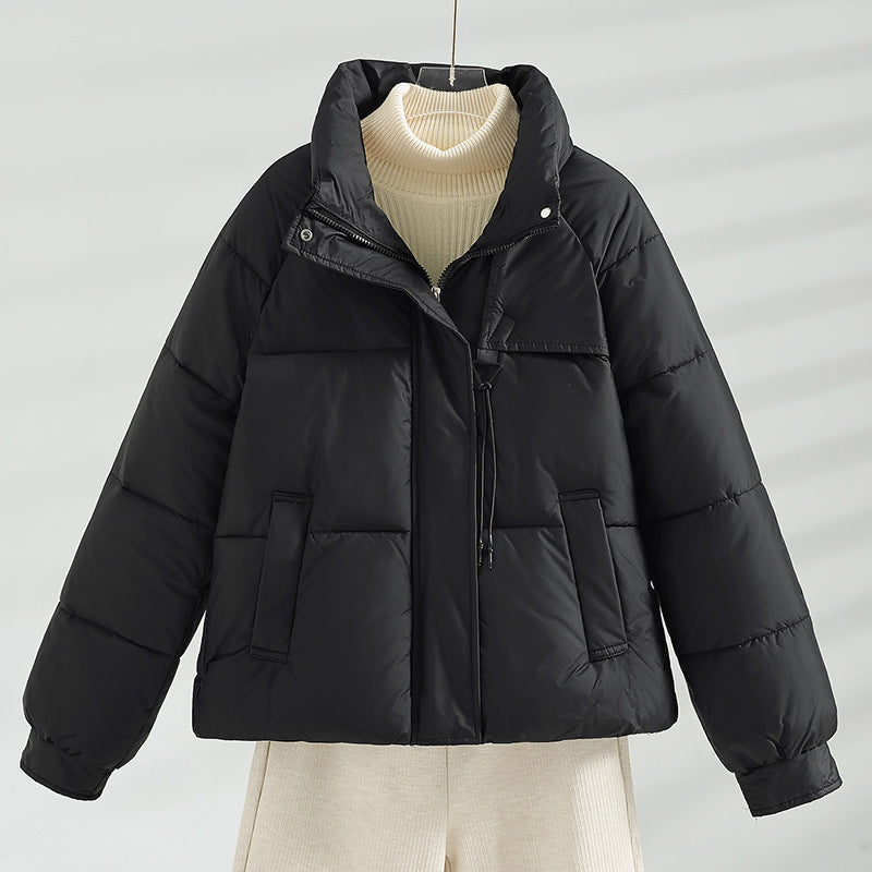 Damen nan kurze wattierte Boxy-Jacke mit hohem Stehkragen, Kordelbrustzug und schrägen Pattentaschen Drune
