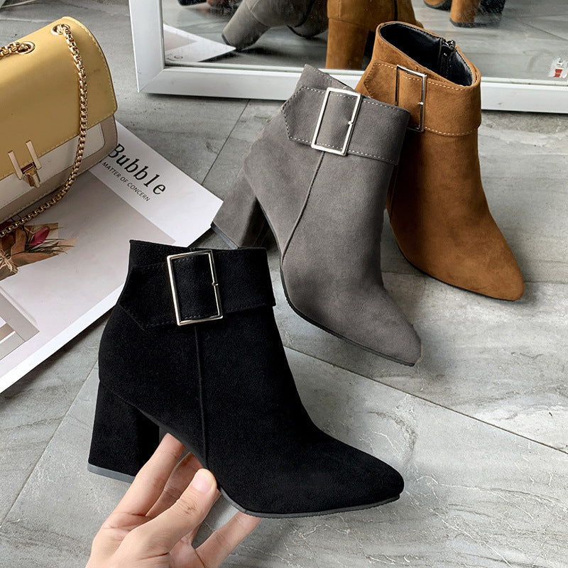 Damen nan elegante Wildlederoptik Stiefelette mit mittelhohem Blockabsatz und breitem Schnallenriemen Drune