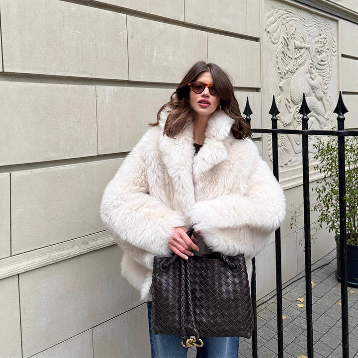 Damen Kurzmantel aus voluminösem Faux‑Fur mit gerundetem Schalkragen und kastiger Silhouette Drune