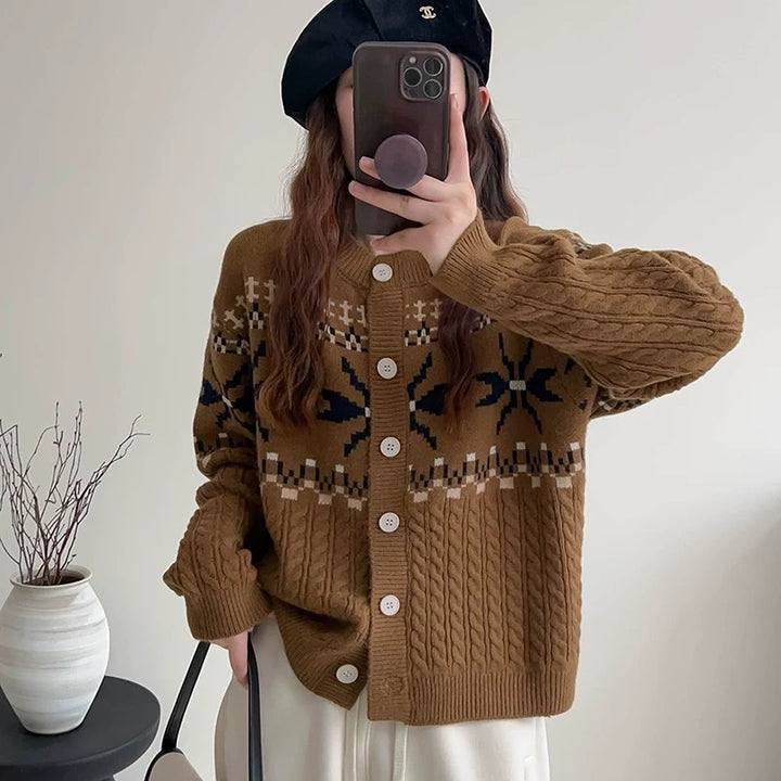 Damen Strickjacke mit folkloristischem Muster und hochwertiger Zopfstruktur Drune
