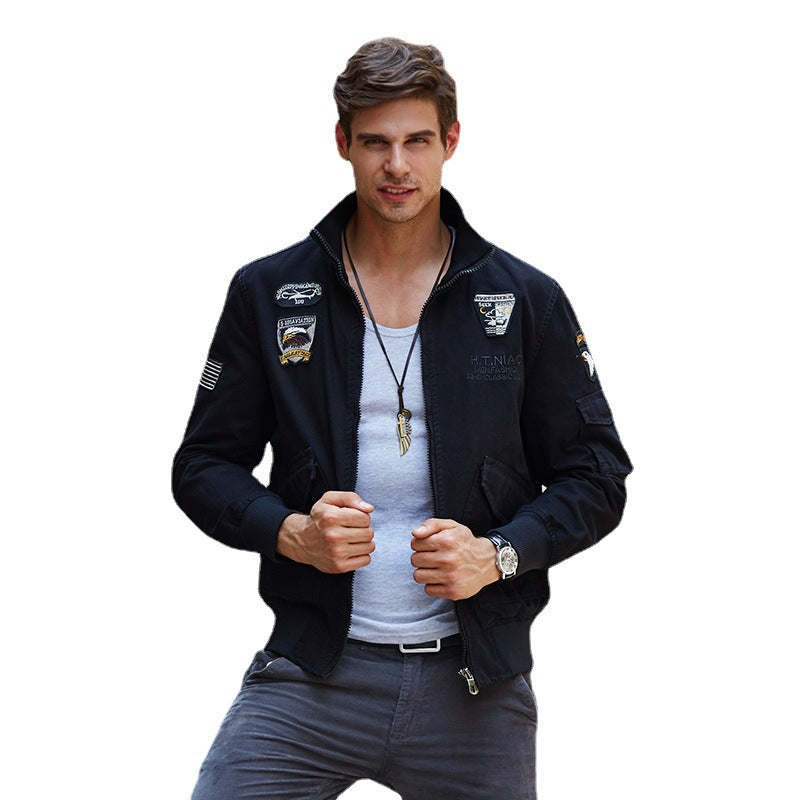 Herren kurz geschnittener Fliegerblouson aus Canvas mit Emblem‑Aufnähern und Ärmeltasche Drune