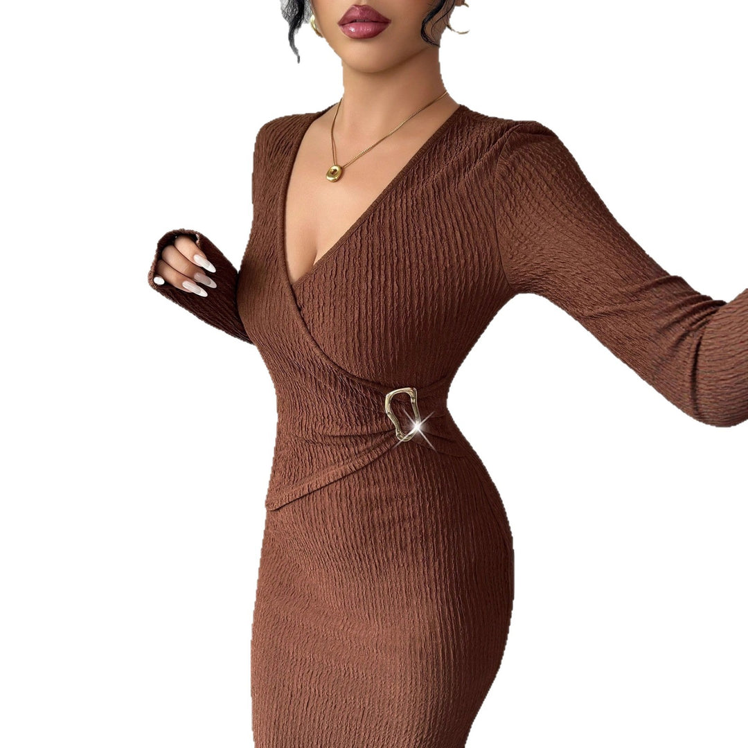 Damen nan tailliertes Wickelkleid mit V-Ausschnitt, strukturierter Knitteroptik und dekorativer Gürtelschließe Drune