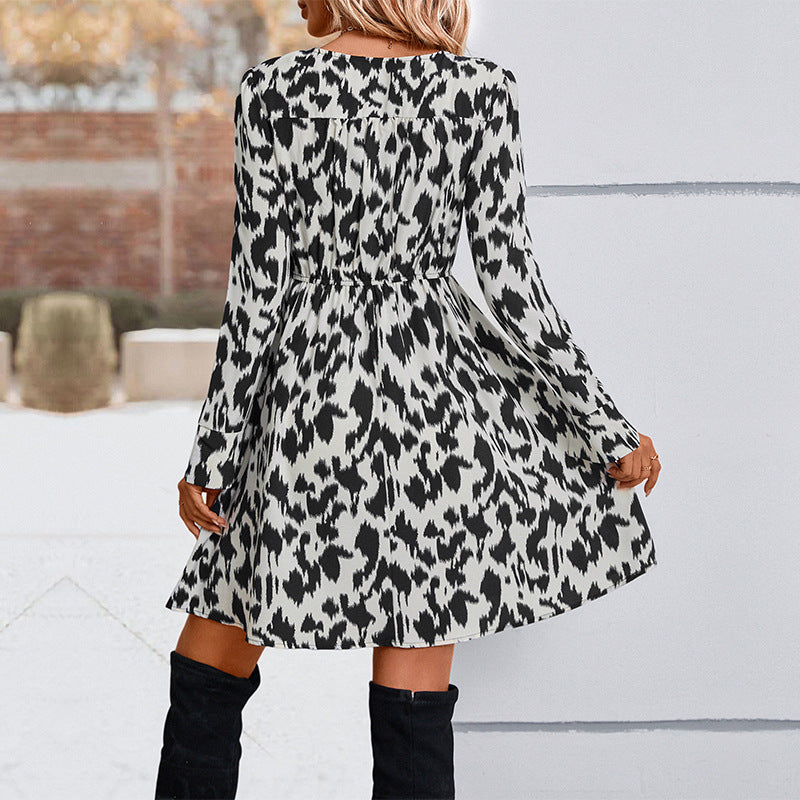 Damen Kleid im A-Linienschnitt mit V-Ausschnitt, elastischer Taille und Ethno-Borte Drune
