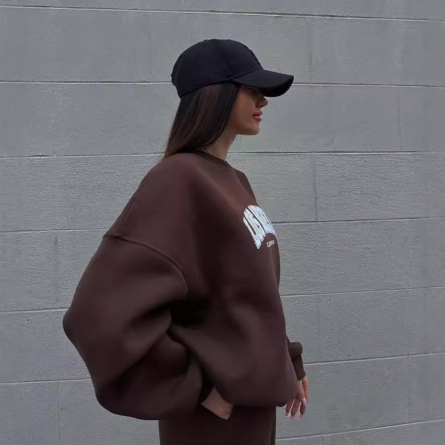 Damen Oversized Lounge-Set aus Baumwollfleece mit Collegestickerei und relaxed Jogginghose Drune