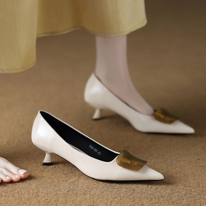 Damen Spitz zulaufende Kitten‑Heel Pumps mit dekorativer Metallapplikation Drune