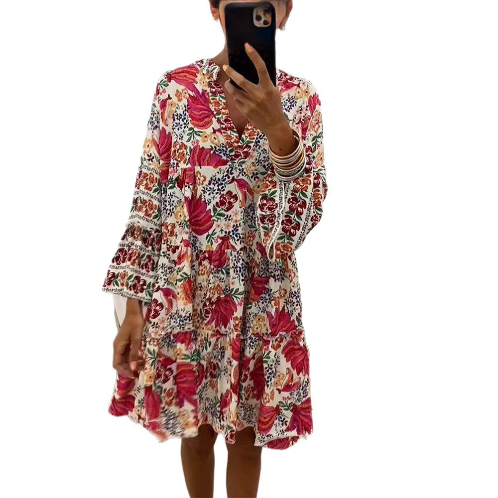 Damen nan verspieltes Tunika-Stufenkleid mit tiefem V-Ausschnitt, geraffter Brustpartie, Volantstufen und ornamentaler Stickbordüre Drune