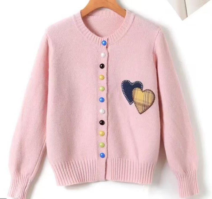 Damen Strickjacke mit Herzapplikationen und bunten Knopfdetails Drune