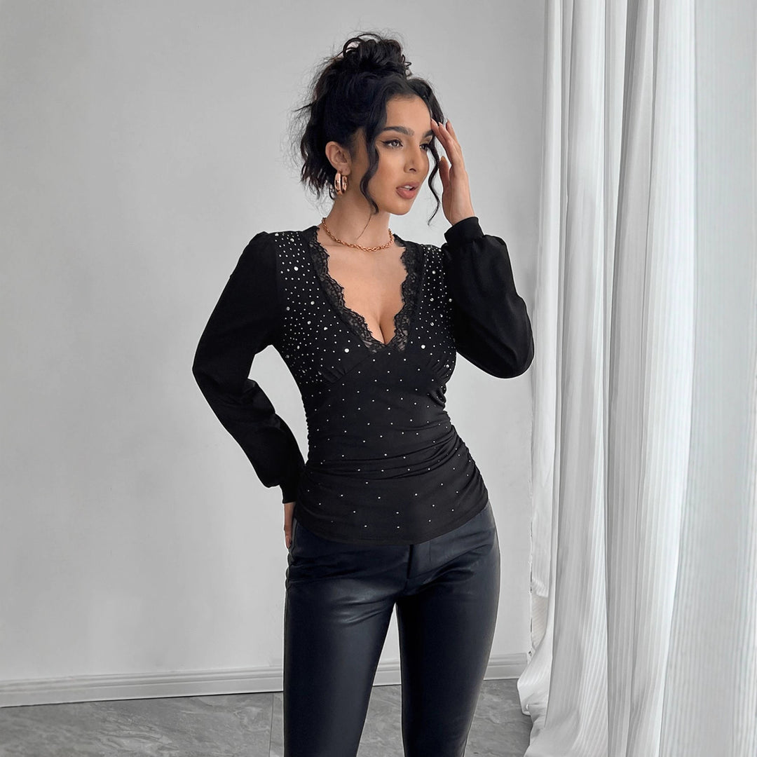 Damen nan tailliertes Langarm-Shirt mit tiefem Spitzen-Dekolleté, Raffung und Kristallbesatz Drune